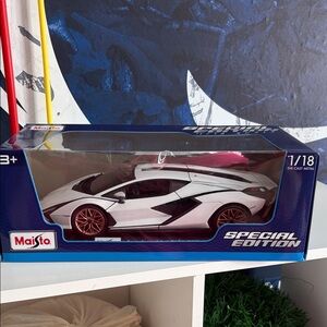 Special Edition White Die-Cast Car- Maisto Lamborghini Sian FKP 37